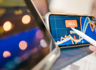 Händler analysiert an mehreren Märkten Bitcoin-, Ethereum- und Forex-Optionen